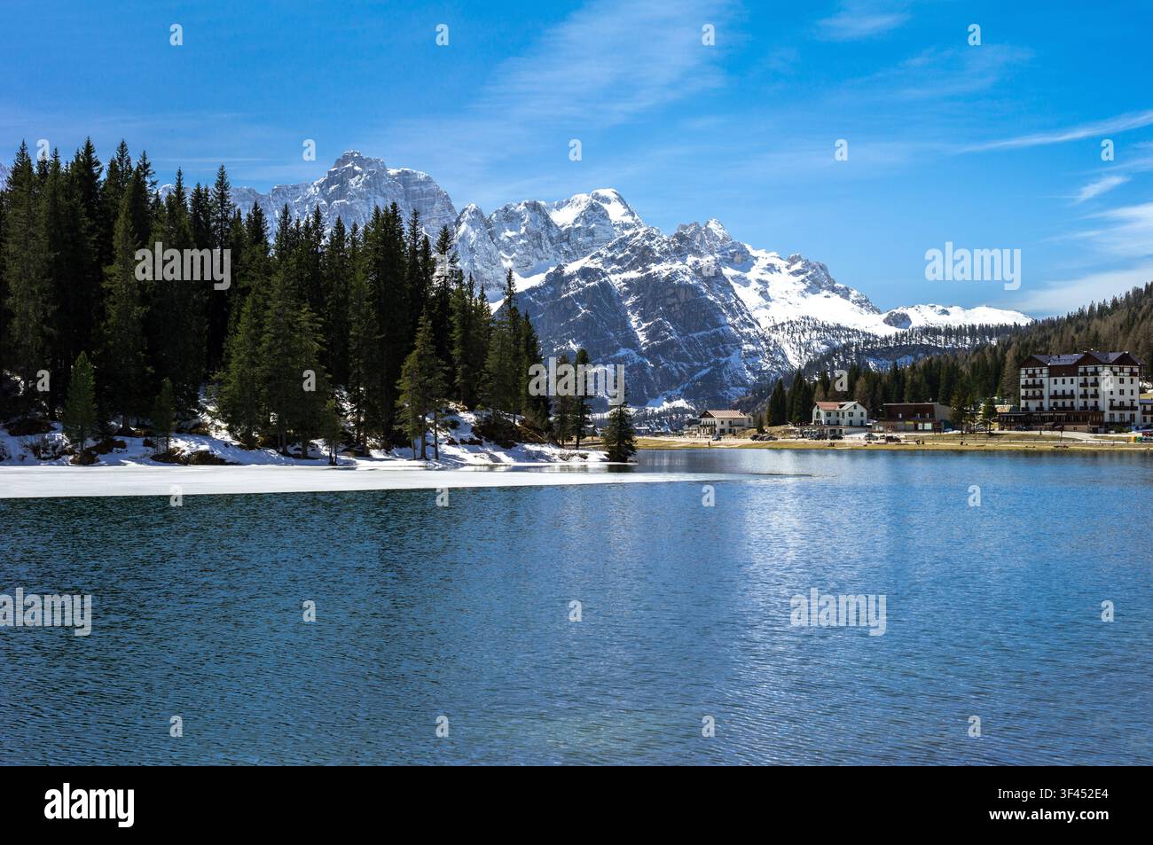 L'Italie, Dolomites, Veneto, le lac de Misurina avec le Sorapiss mountain en arrière-plan Banque D'Images