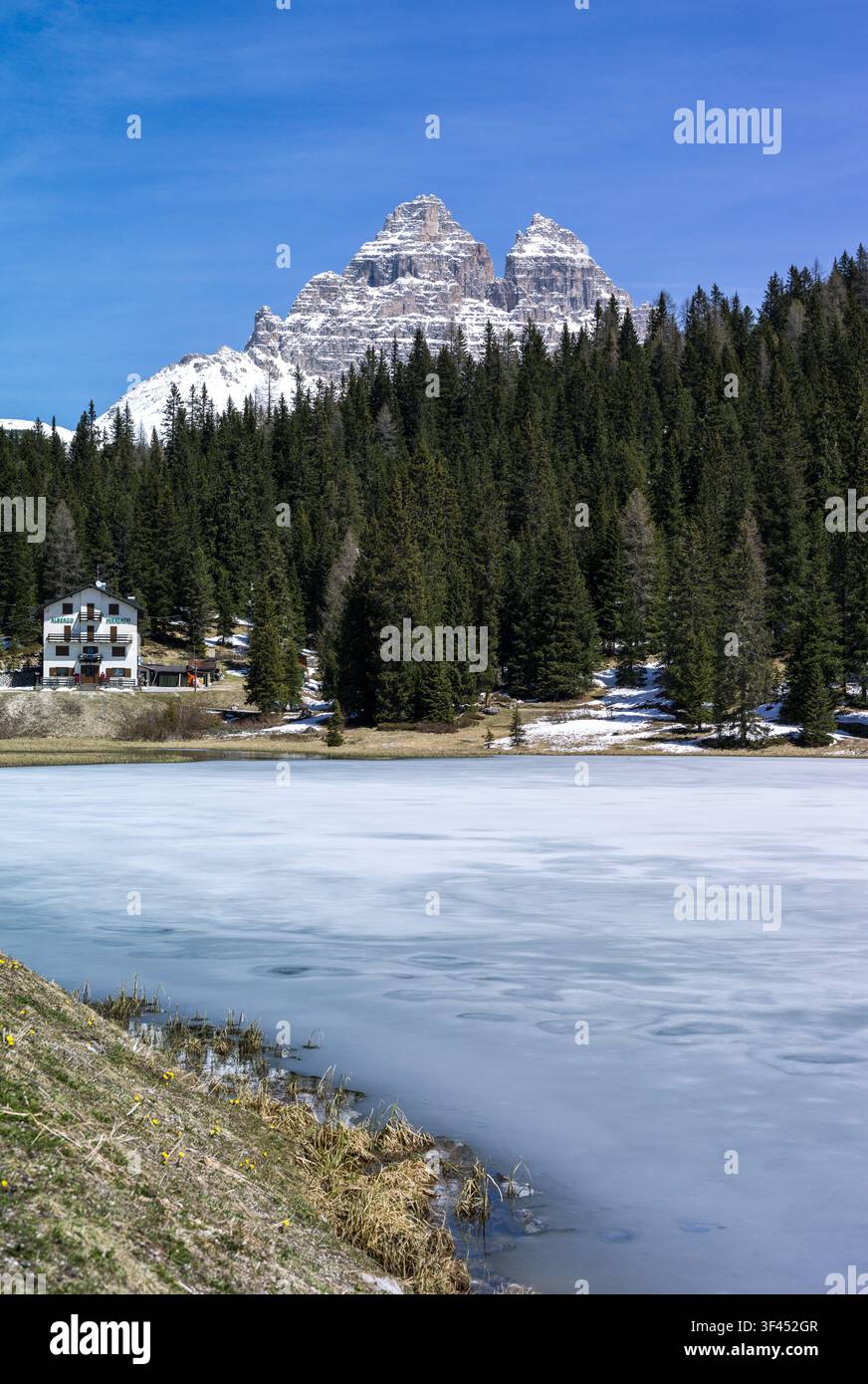 L'Italie, Dolomites, Veneto, le lac de Misurina avec le Lavaredo mountain en arrière-plan Banque D'Images