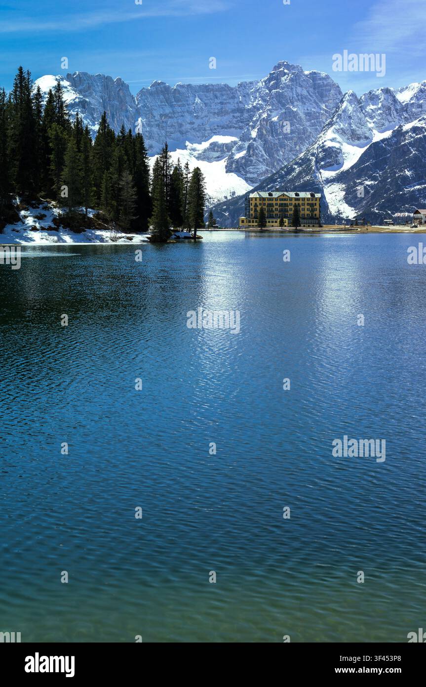 L'Italie, Dolomites, Veneto, le lac de Misurina avec le Sorapiss mountain en arrière-plan Banque D'Images