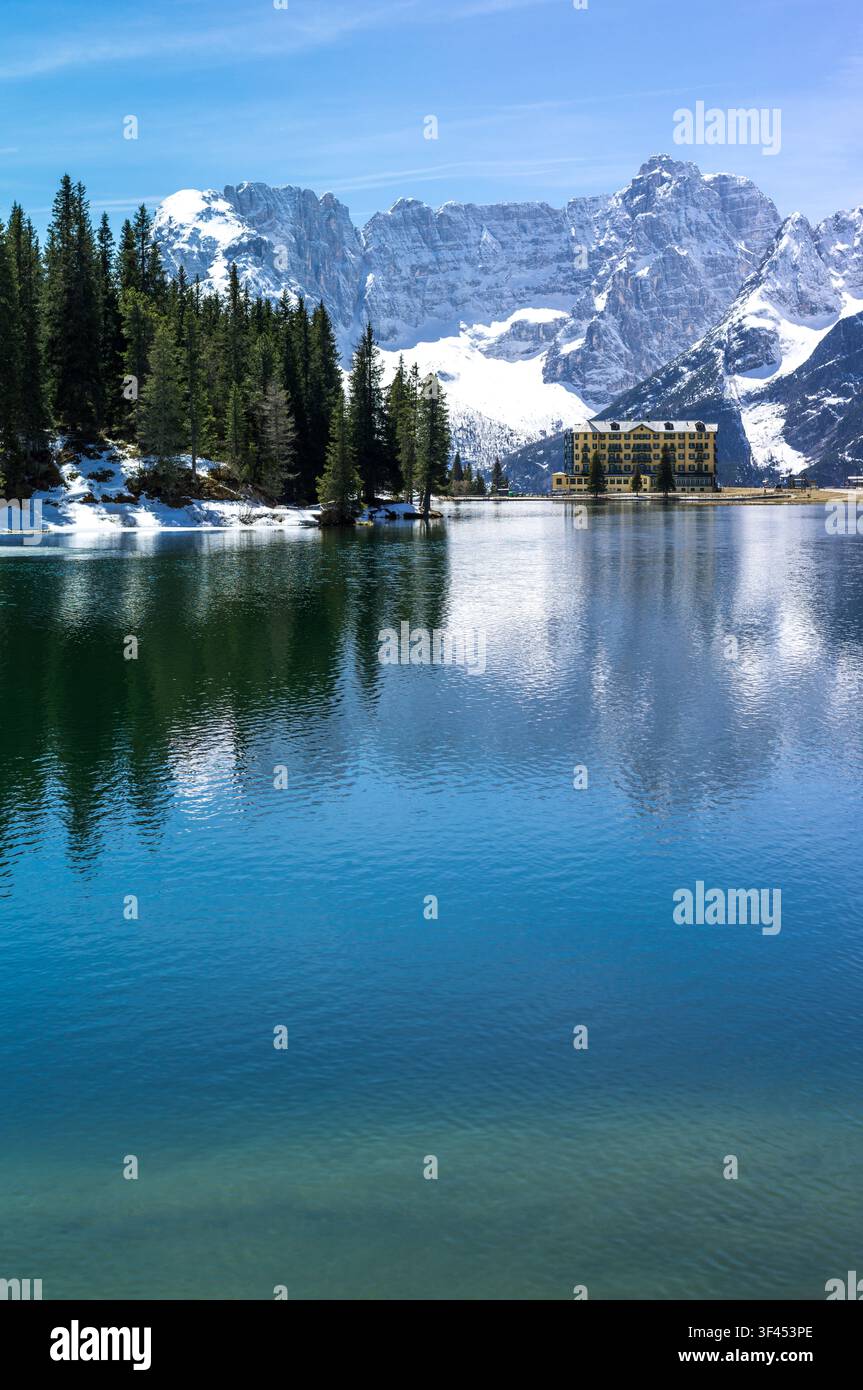 L'Italie, Dolomites, Veneto, le lac de Misurina avec le Sorapiss mountain en arrière-plan Banque D'Images