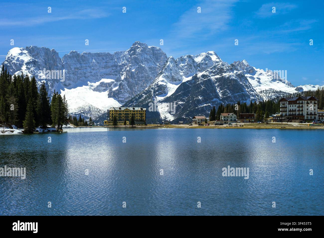 L'Italie, Dolomites, Veneto, le lac de Misurina avec le Sorapiss mountain en arrière-plan Banque D'Images