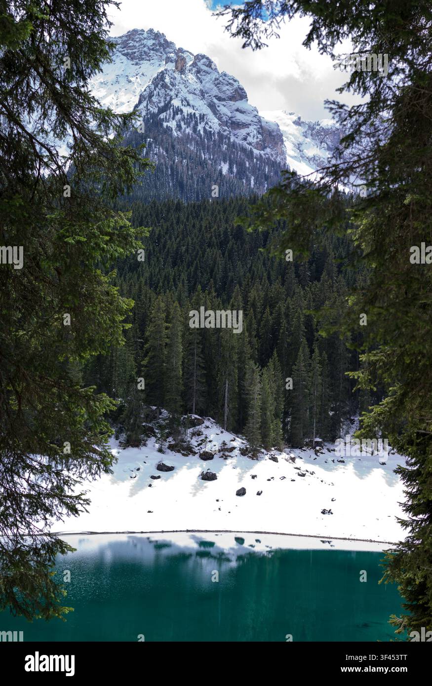 L'Italie, Dolomites, Trentin-Haut-Adige, le lac de Carezza et de montagne Latemar Banque D'Images