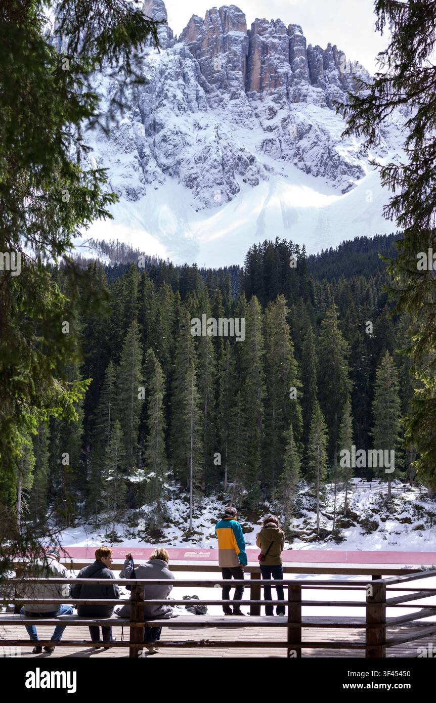 L'Italie, Dolomites, Trentin-Haut-Adige, les touristes à la recherche au lac de Carezza et de montagne Latemar Banque D'Images