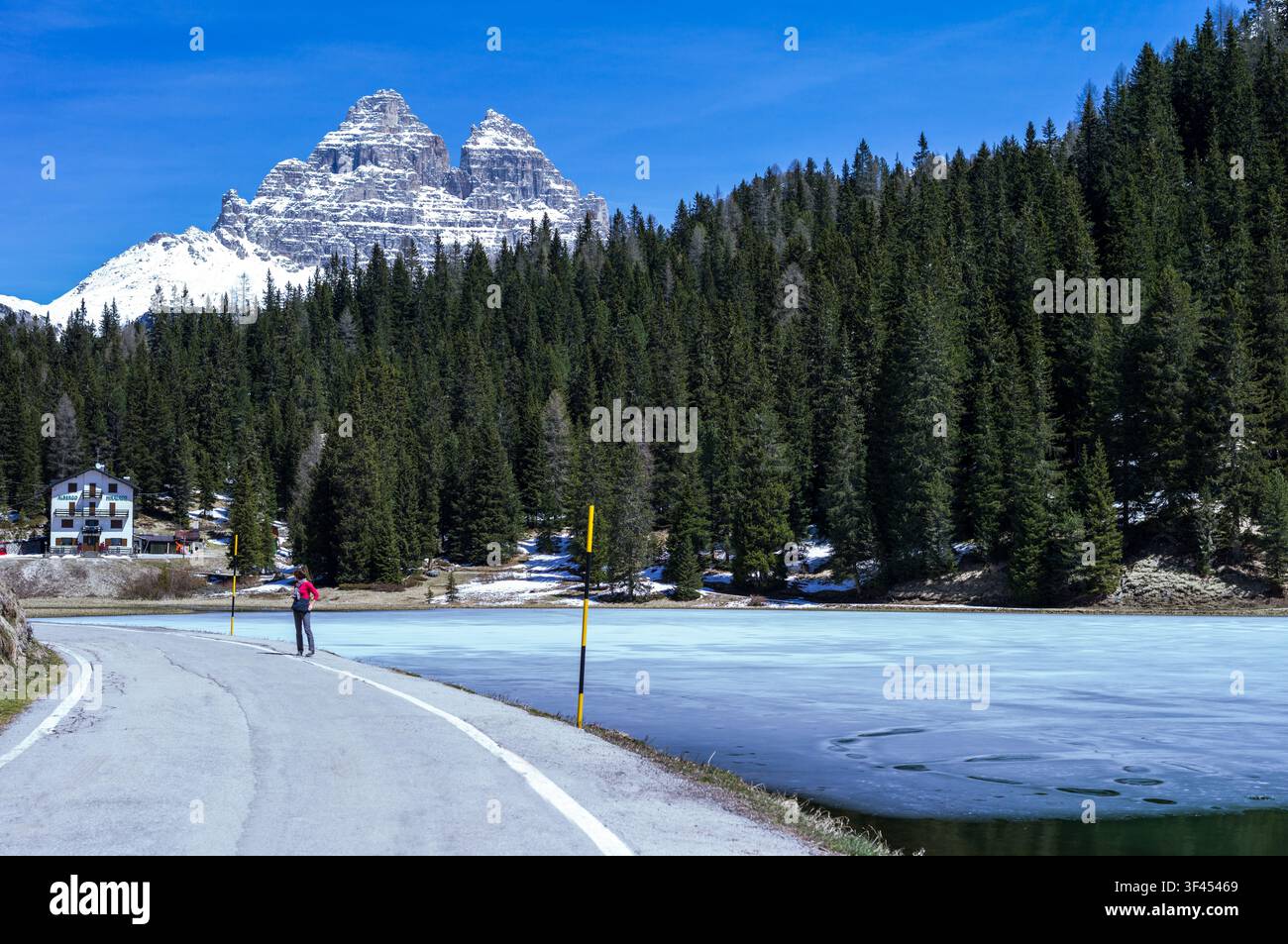 L'Italie, Dolomites, Veneto, le lac de Misurina avec le Lavaredo mountain en arrière-plan Banque D'Images