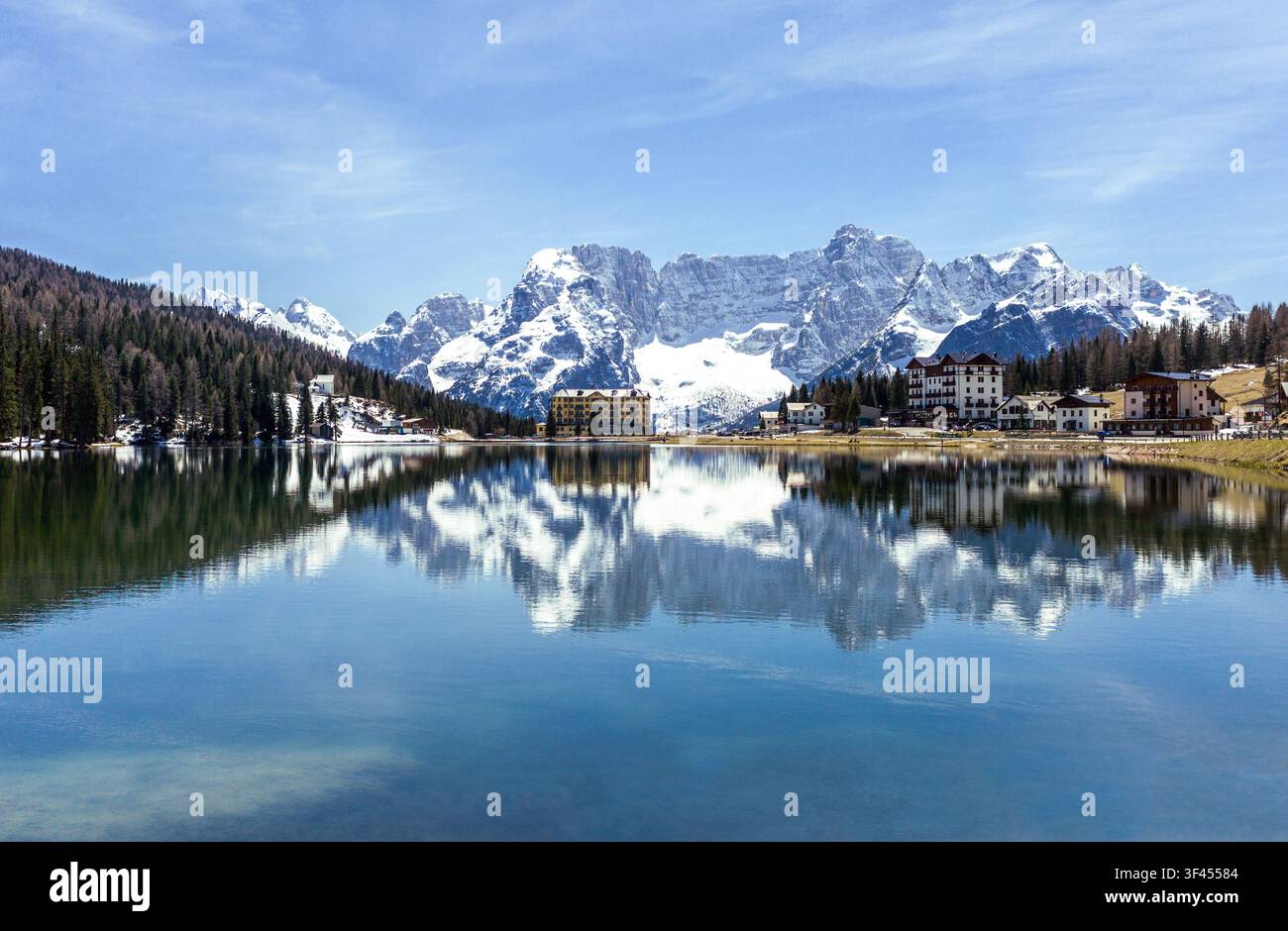 L'Italie, Dolomites, Veneto, le lac de Misurina avec le Sorapiss mountain en arrière-plan Banque D'Images