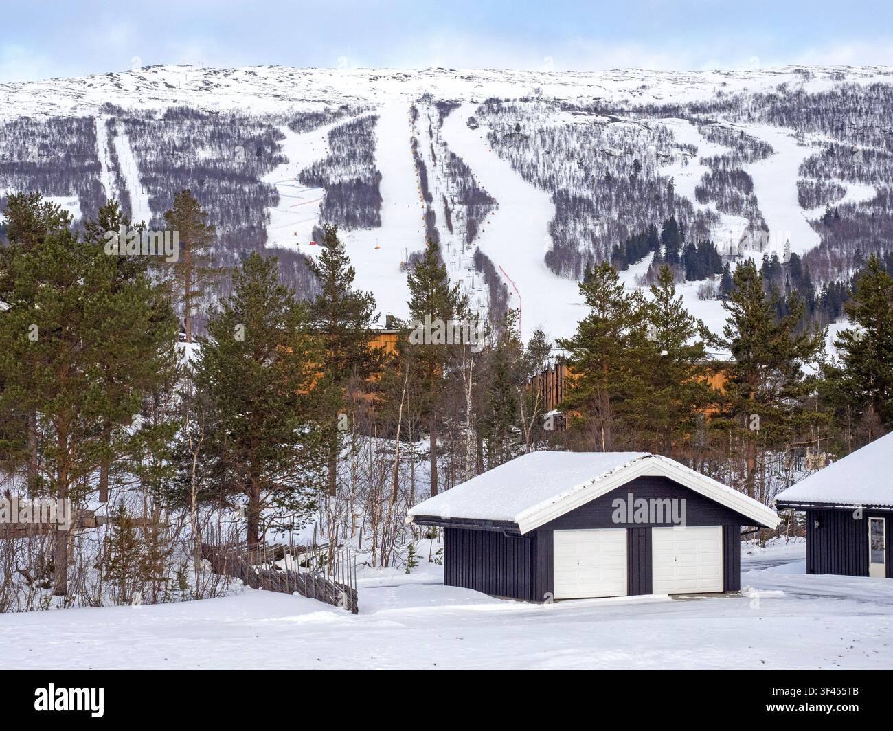 Pistes de ski au-dessus de la ville norvégienne de Bjorli Banque D'Images