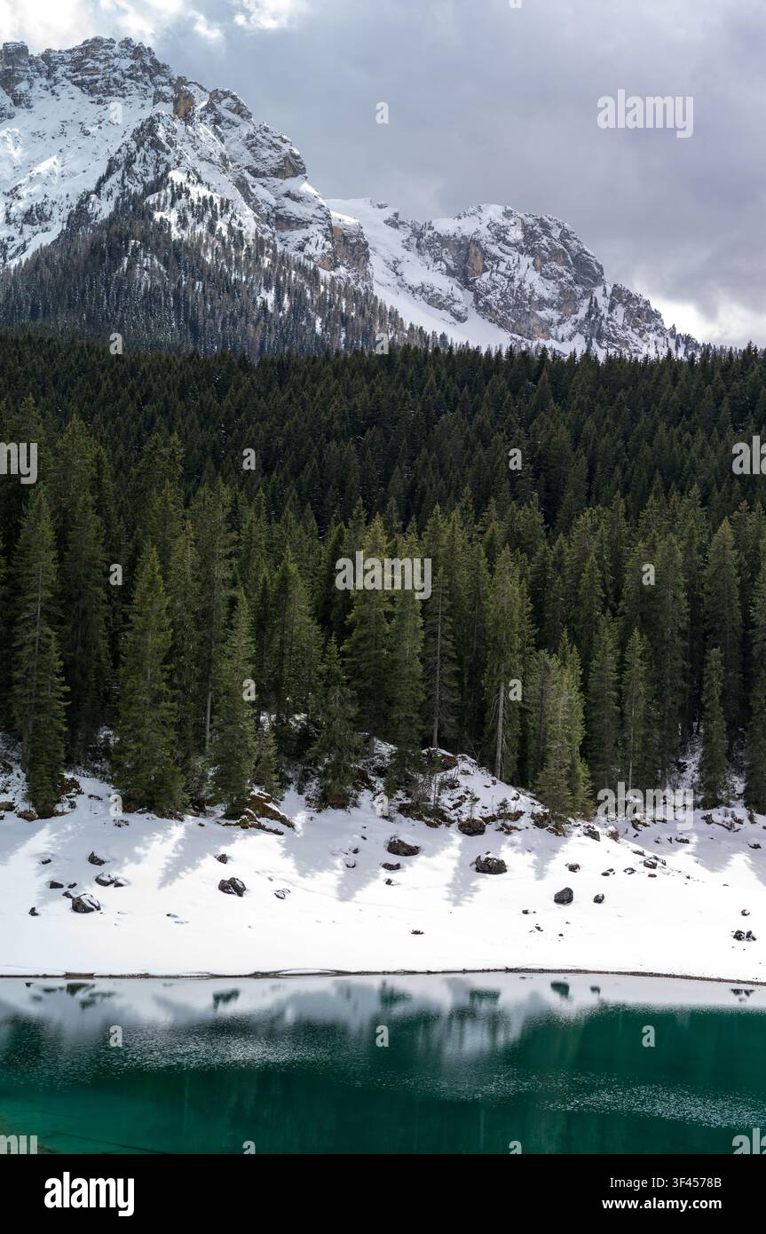 L'Italie, Dolomites, Trentin-Haut-Adige, le lac de Carezza et de montagne Latemar Banque D'Images