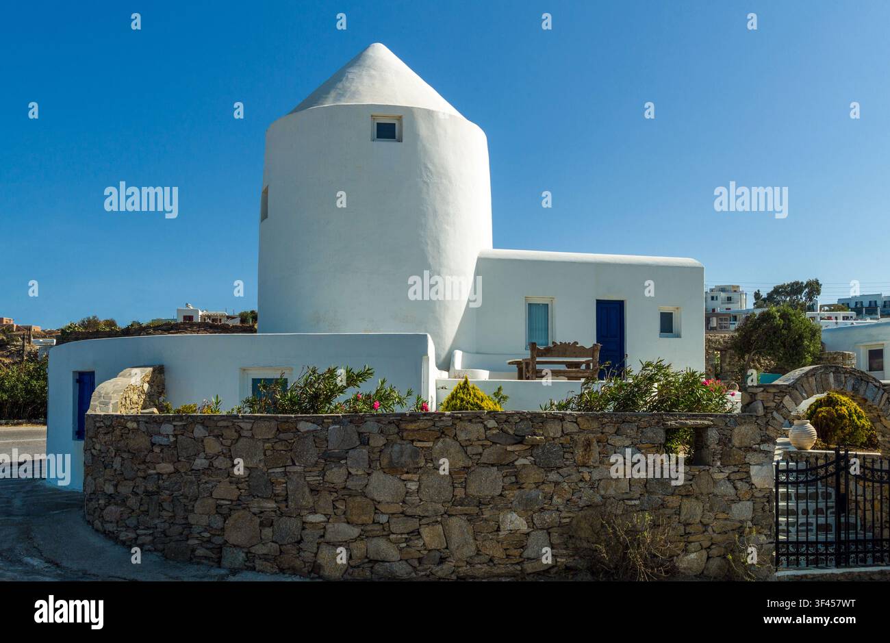 Grèce, Mykonos : une maison typique avec un moulin à vent sur la colline de Chora. Banque D'Images