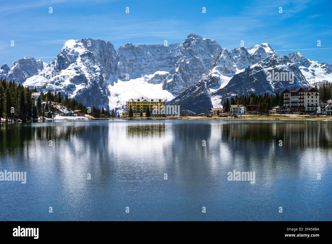 L'Italie, Dolomites, Veneto, le lac de Misurina avec le Sorapiss mountain en arrière-plan Banque D'Images