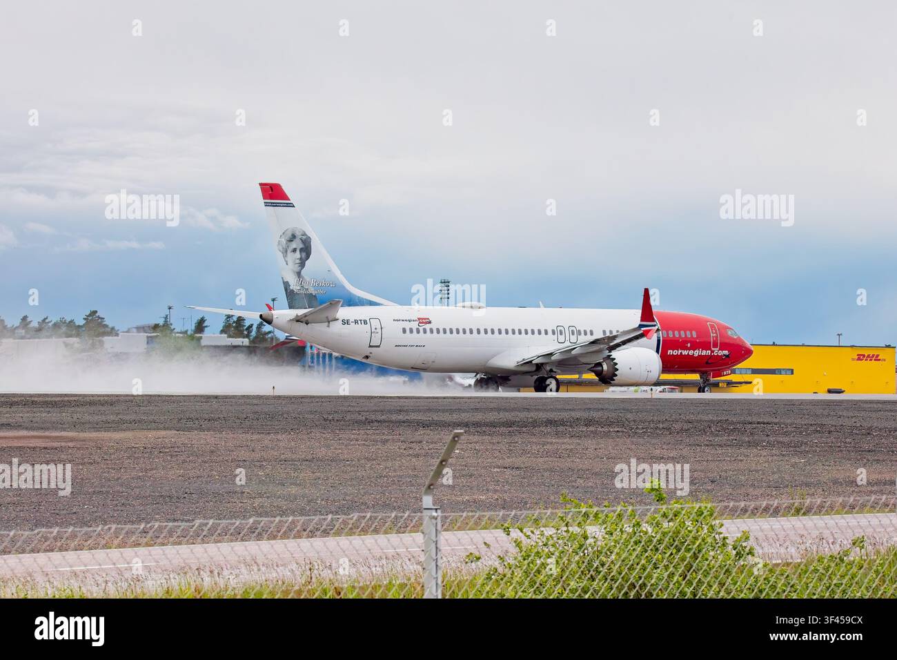Vantaa, Finlande, Europe - 27 mai 2026 : SE-RTB Norwegian Air Boeing 737 Max 8 décollant à l'aéroport d'Helsinki-Vantaa par temps de printemps nuageux. Banque D'Images