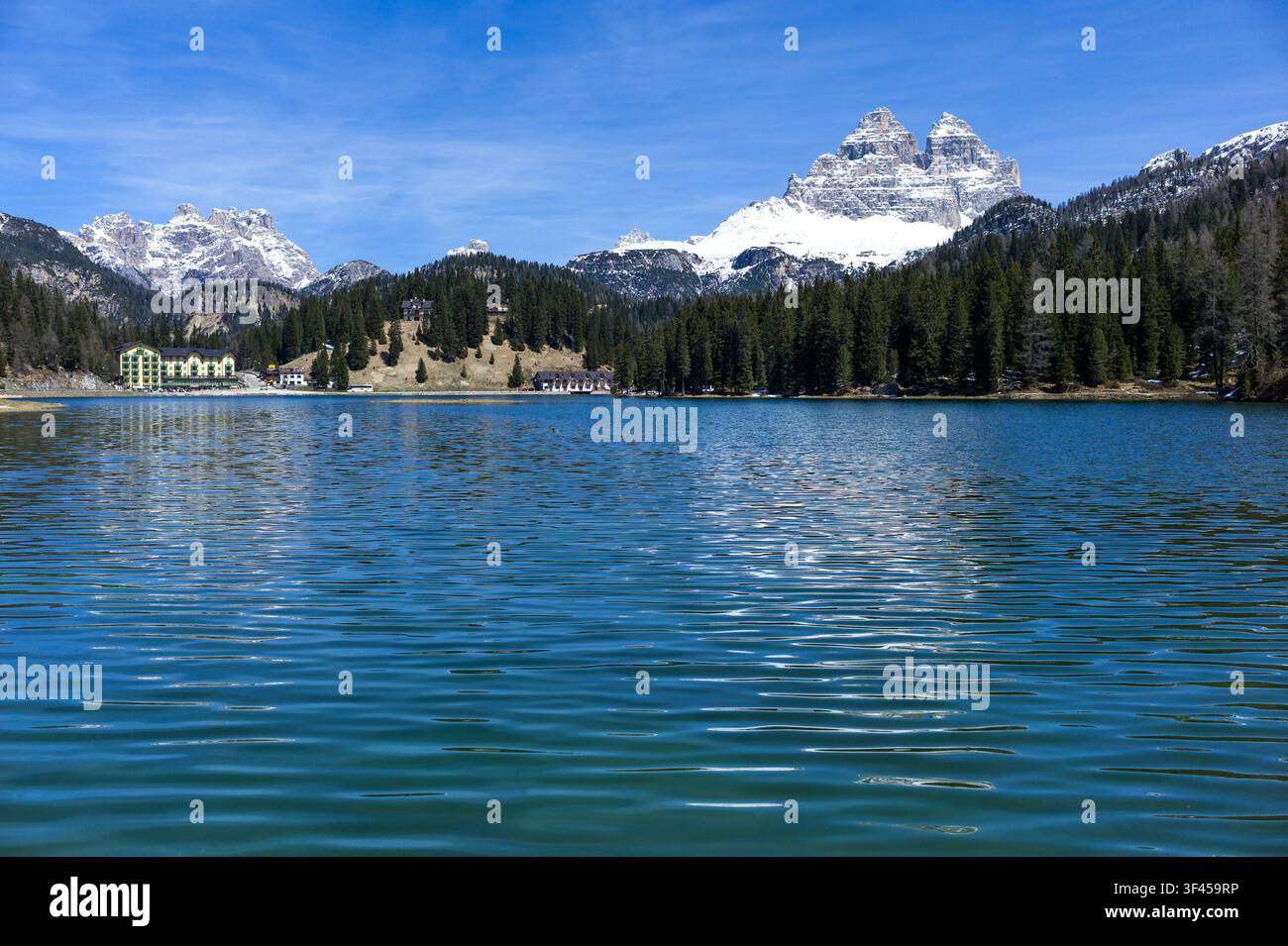 L'Italie, Dolomites, Veneto, le lac de Misurina avec le Lavaredo mountain en arrière-plan Banque D'Images