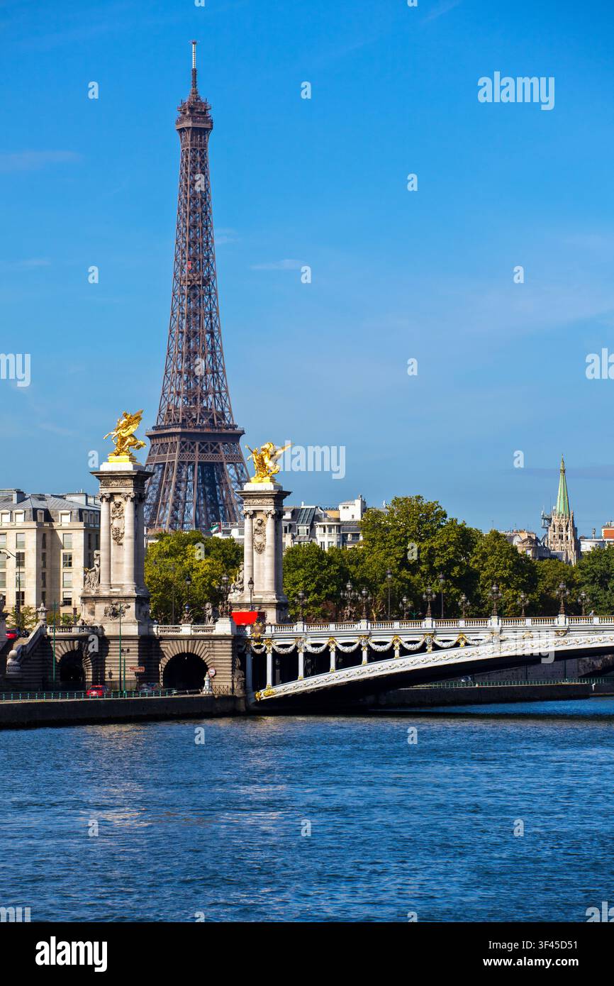 France Paris, la Tour Eiffel et le pont Alexandre III ssen de la Place de la Concorde Banque D'Images