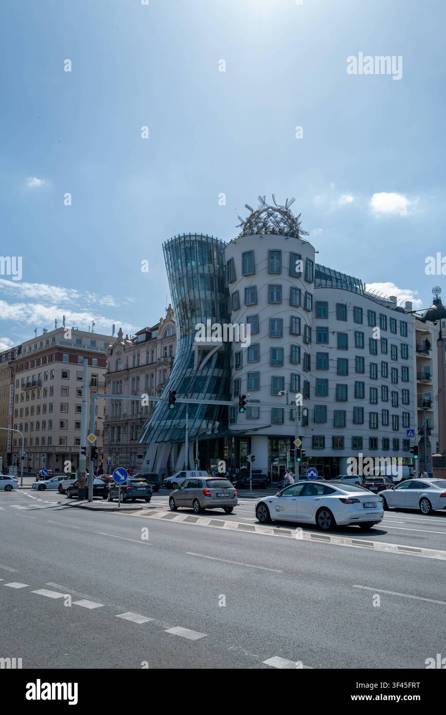 La Maison dansante sur une rue à Prague. *** La Maison dansante sur une rue à Prague  DATE D'ENREGISTREMENT NON INDiquée Banque D'Images