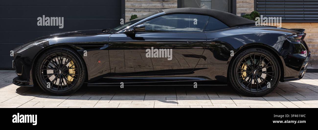 Ljubljana, Slovénie - 25 juin 2026 : Aston Martin DB12 S garé devant un bâtiment moderne met en valeur ses caractéristiques haut de gamme et ses lignes épurées. Banque D'Images