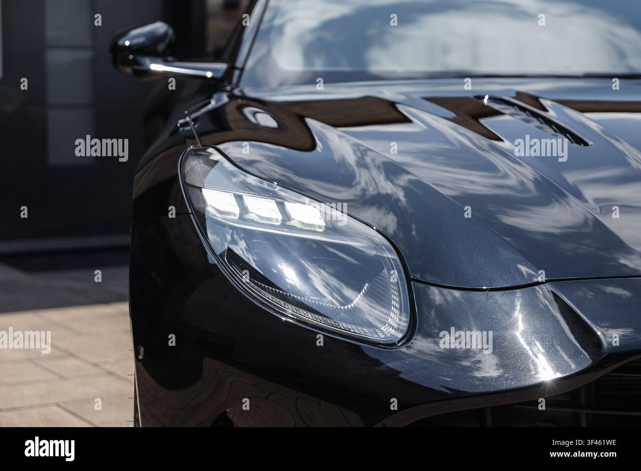 Ljubljana, Slovénie - 25 juin 2026 : L'Aston Martin DB12 S se trouve sous la lumière naturelle, mettant en valeur ses caractéristiques de design distinctives et son artisanat. Banque D'Images