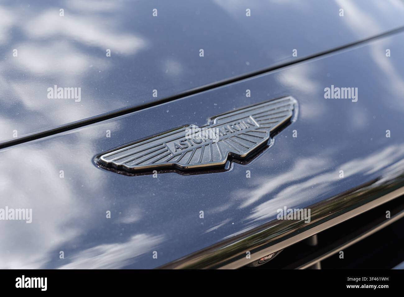 Ljubljana, Slovénie - 25 juin 2026 : Le logo Aston Martin est exposé, mettant en valeur son logo et son design distinctifs. Banque D'Images