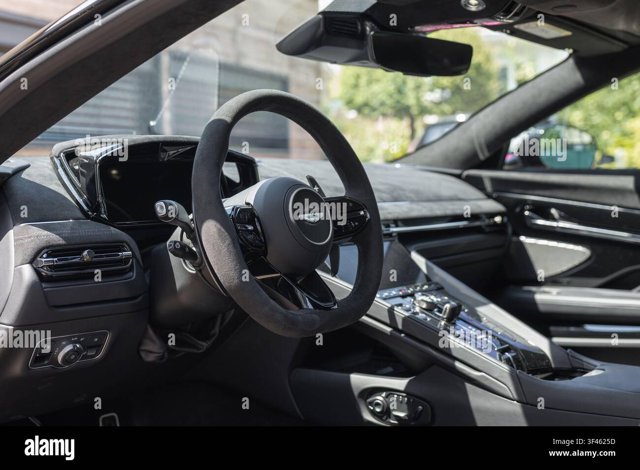 Ljubljana, Slovénie - 25 juin 2026 : L'intérieur d'une grand touring de luxe met en valeur le design et la technologie dans un cadre moderne. Banque D'Images