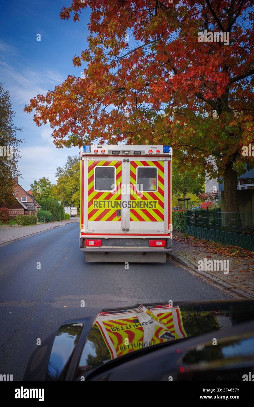 Une ambulance roule sur une rue en direction d'une intervention. *** Une ambulance roule sur une rue en route vers un appel  DATE D'ENREGISTREMENT NON INDiquée Banque D'Images