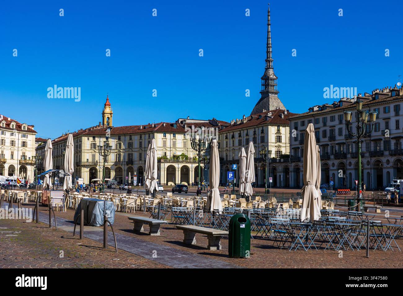 Piazza Vittorio Veneto et ses façades néoclassiques dominées par la flèche de la Mole Antonelliana à Turin Banque D'Images