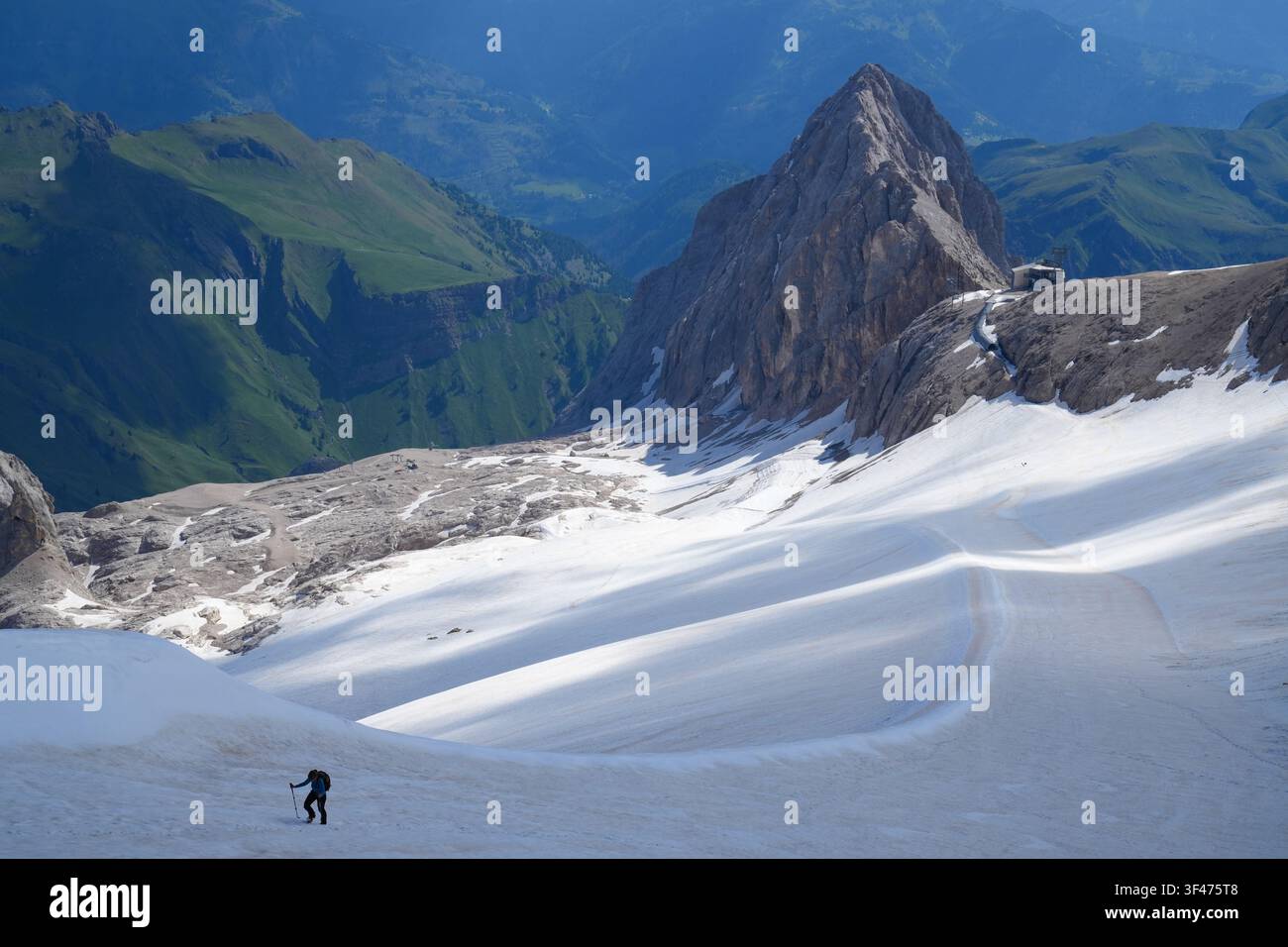 Le glacier du Marmolada avec une personne escaladant sur la neige. Dolomites, Italie Banque D'Images