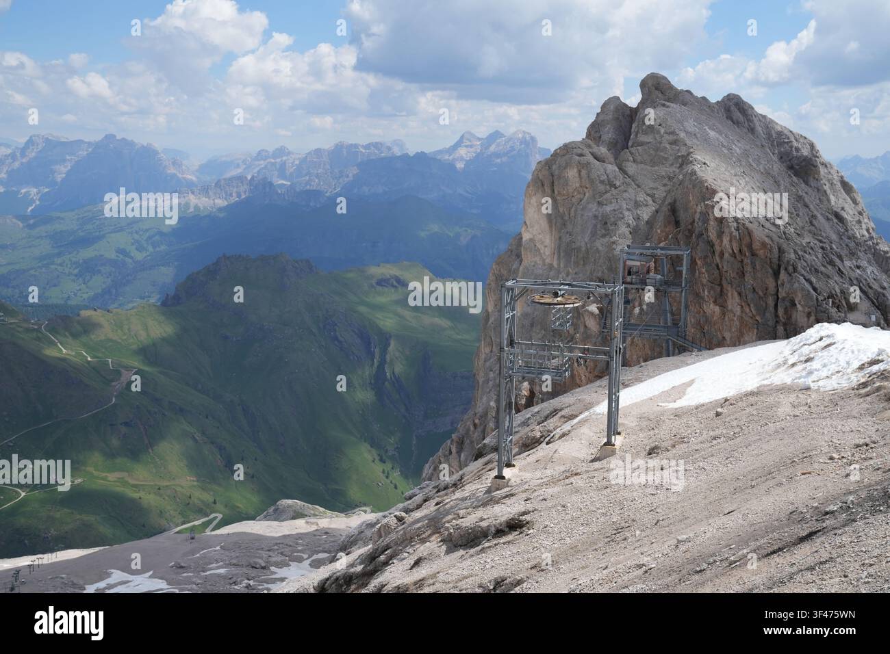Anciens pylônes de téléphérique au sommet du Marmolada, les Dolomites, Italie Banque D'Images