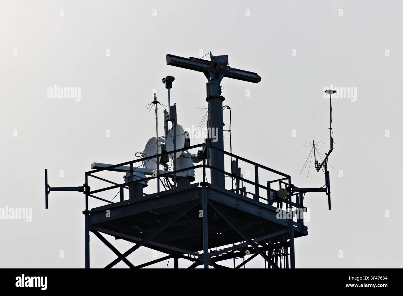 Tour de communication métallique avec un fond de ciel atténué Banque D'Images