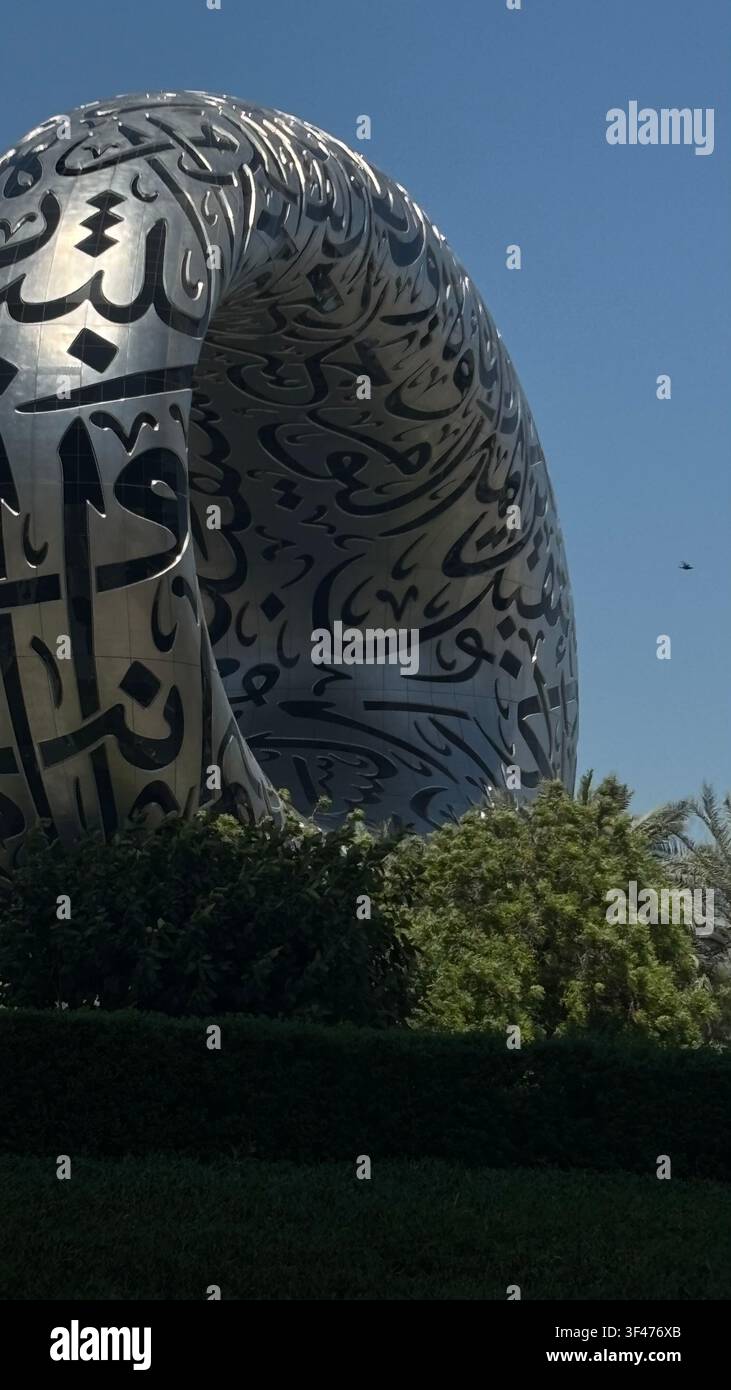 Bâtiment du Musée du Futur avec une façade de calligraphie arabe sous un ciel bleu clair à Dubaï, Émirats arabes unis. - Image de stock capturée avec un smartphone