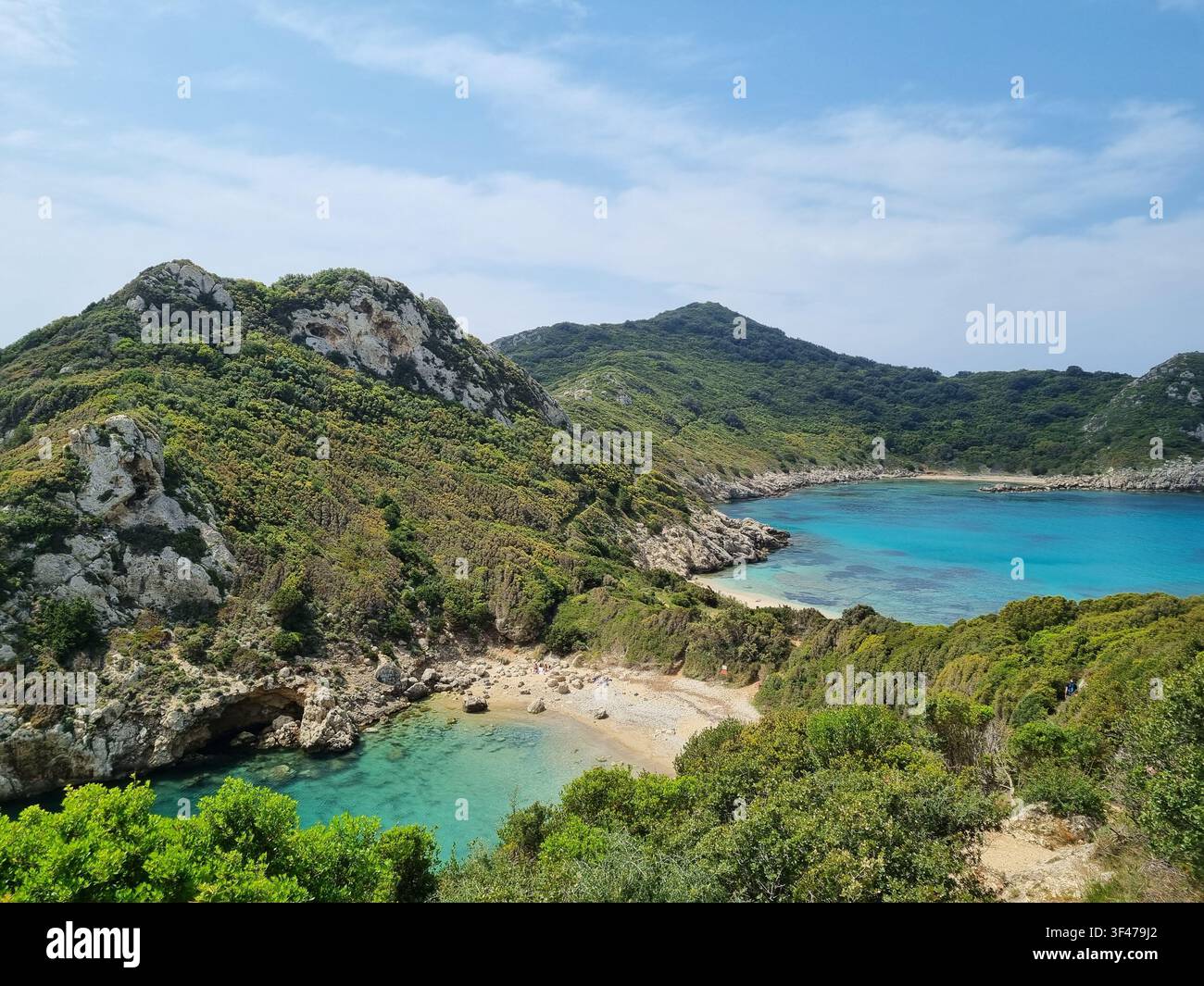 Les baies jumelles turquoise de la plage double de Porto Timoni vues depuis le sentier côtier au-dessus d'Afionas sur la côte nord-ouest de Corfou, Îles Ioniennes, Grèce - Image de stock capturée avec un smartphone