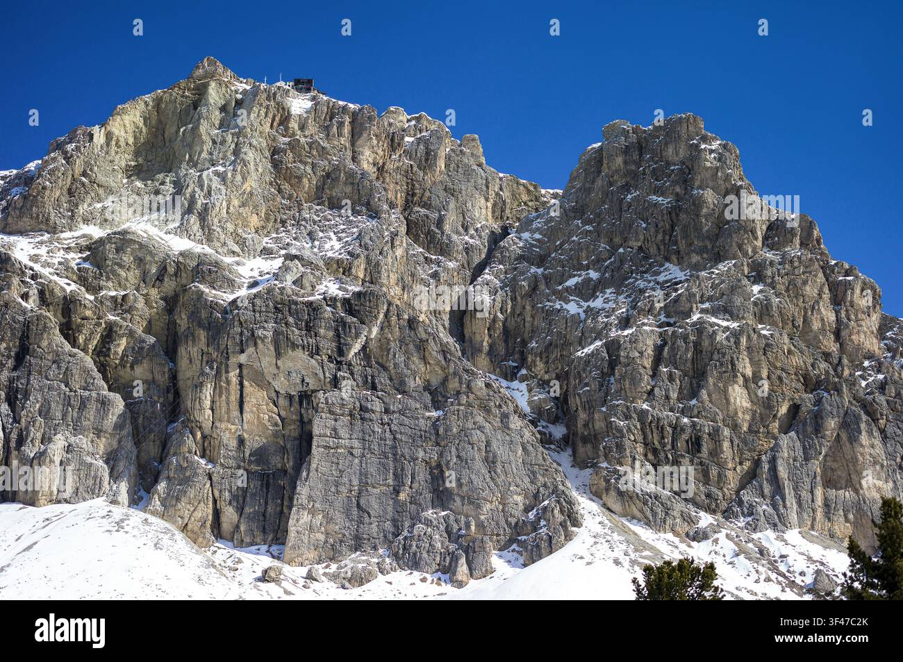 L'Italie, Dolomites, Trentin-Haut-Adige, la montagne Tofane vu du col Falzarego Banque D'Images