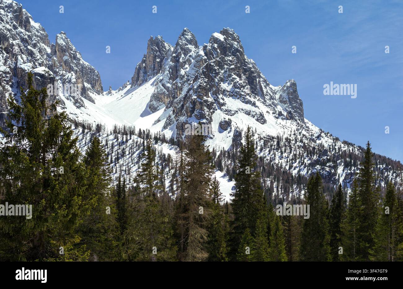 L'Italie, Dolomites, Veneto, vue sur les Cadini di Misurina montagne depuis le lac Antorno Banque D'Images