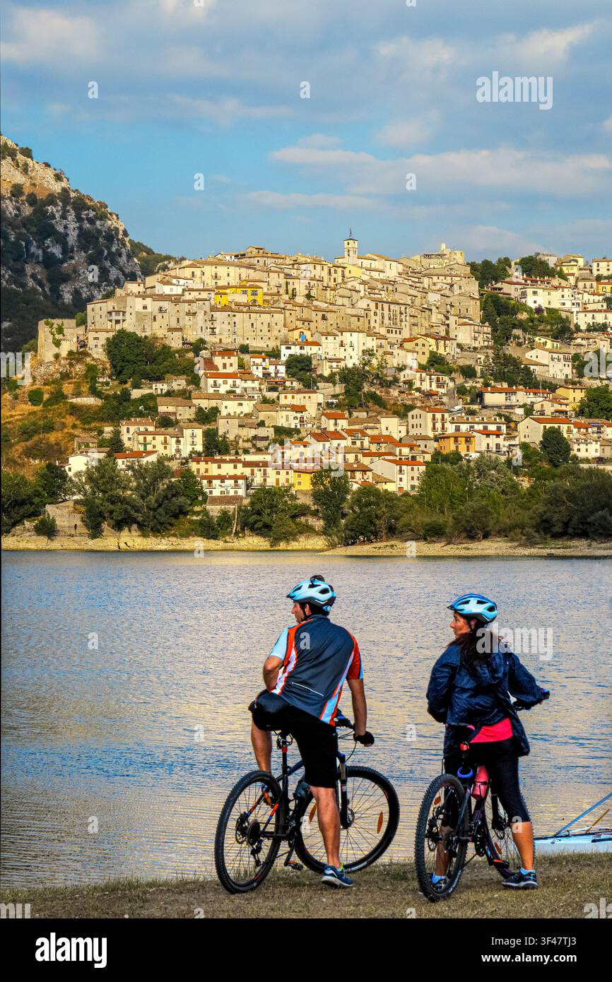 Italie Abruzzes - Parc National des Abruzzes - Mont Marsicani - Lac Barrea - Bikers de montagne Banque D'Images