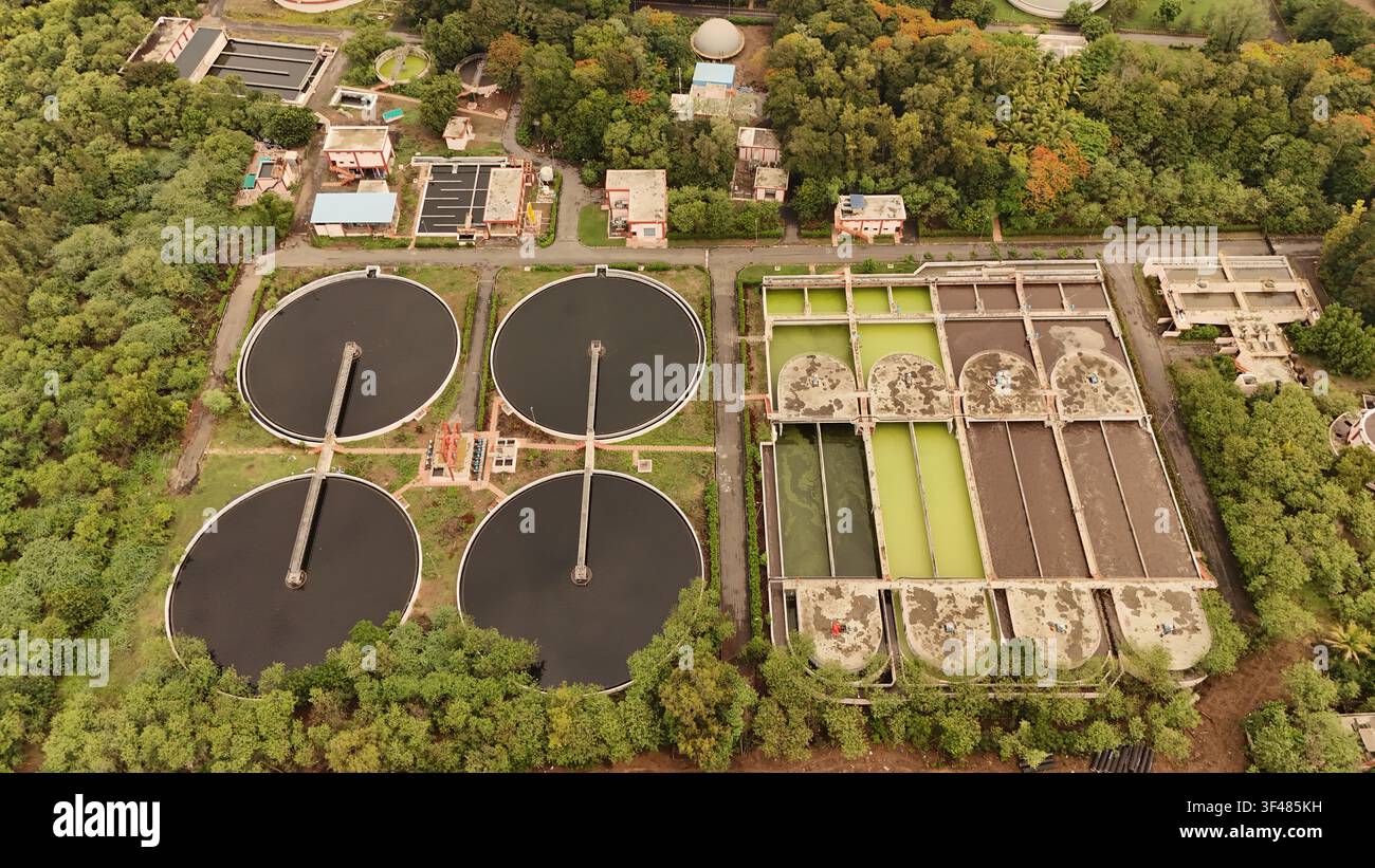 Vue aérienne par drone d'une usine moderne de traitement des eaux usées avec des clarificateurs circulaires et des installations de traitement de l'eau Banque D'Images