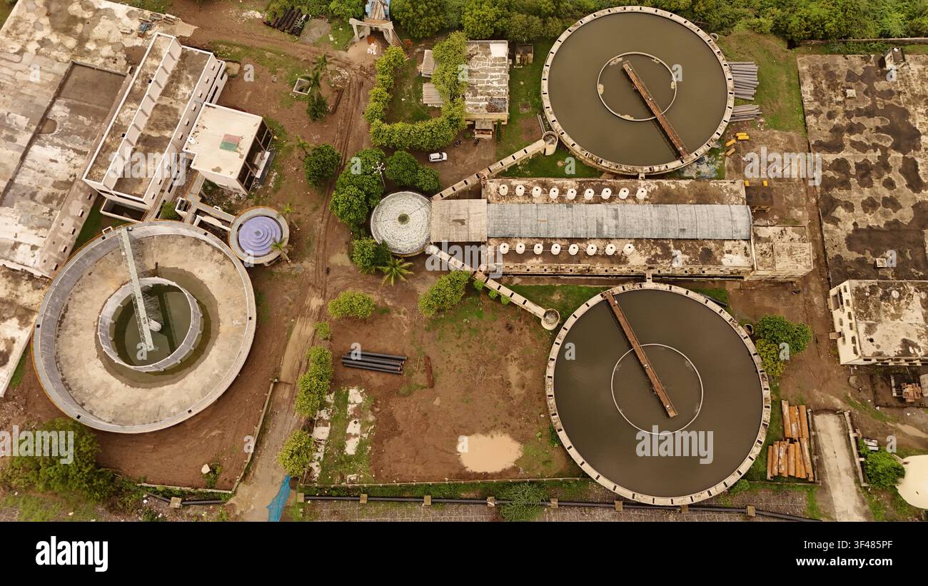 Vue aérienne de l'usine de traitement des eaux municipales et des cuves de traitement circulaires capturées par drone Banque D'Images