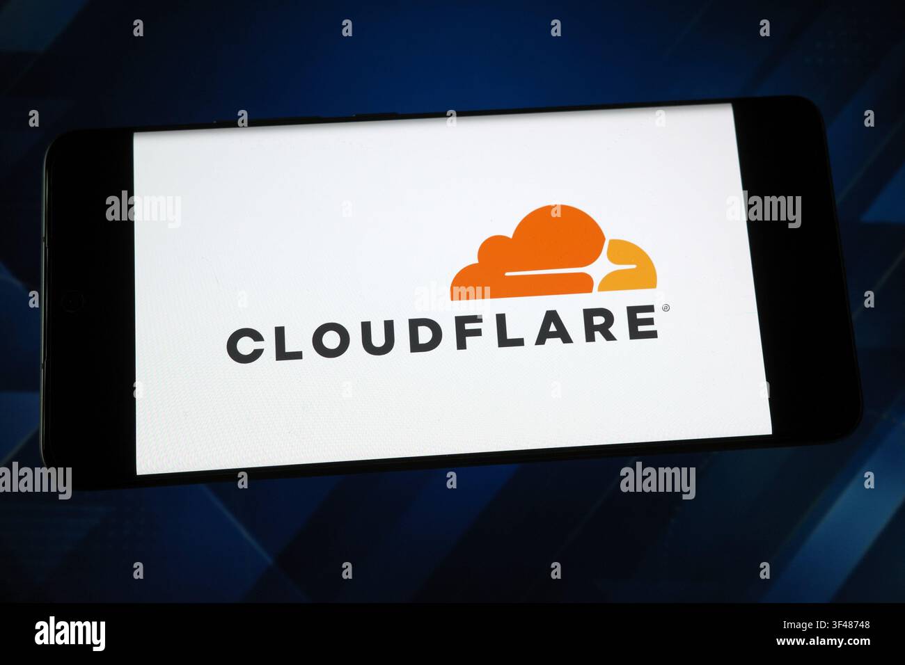 Logo Cloudflare affiché sur un écran de smartphone. Cloudflare est une entreprise d'infrastructure web et de cybersécurité Banque D'Images