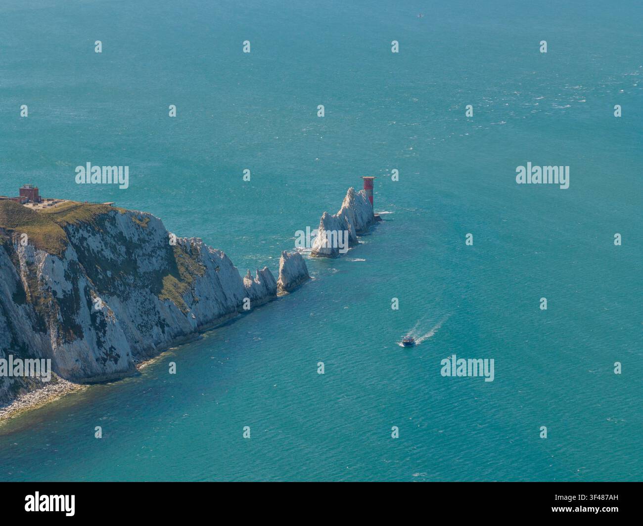 Photo aérienne des Needles et de l'emblématique phare des Needles sur l'île de Wight montrant des falaises de craie blanches dramatiques dominant une mer turquoise Banque D'Images