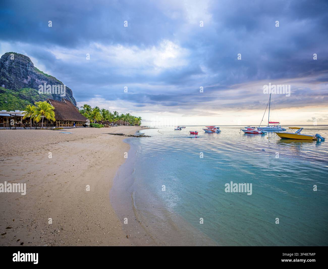 Plage publique de Le Morne le soir, Le Morne, Black River, Maurice, Afrique, océan Indien Banque D'Images