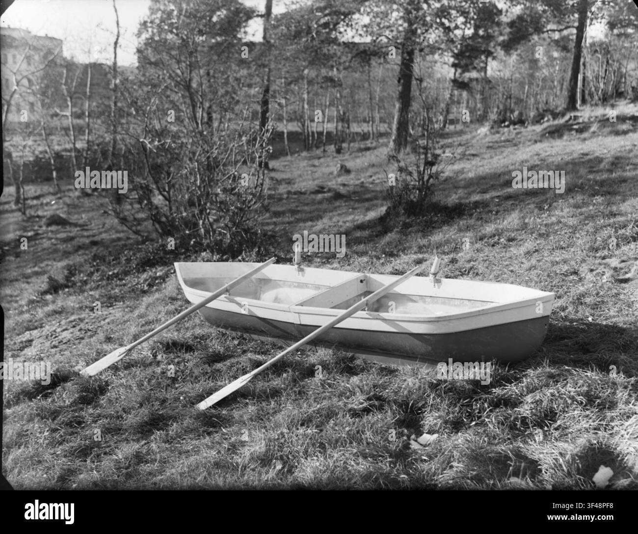 Un bateau pliant avec deux rames. Banque D'Images