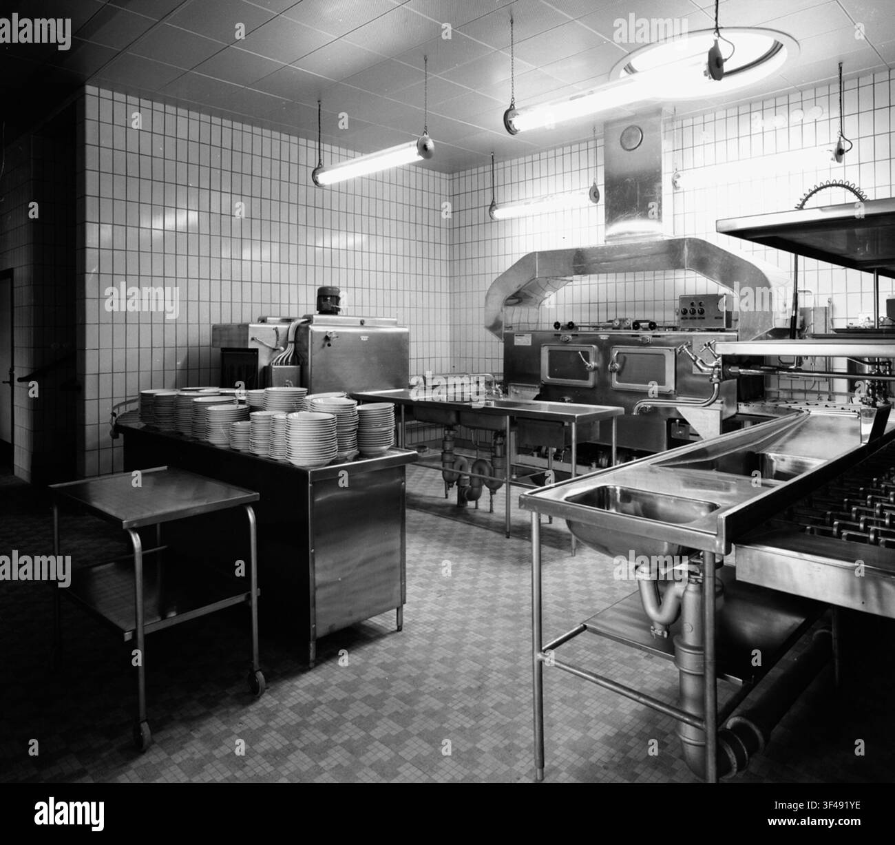 Une vue intérieure d'une grande cuisine, faisant partie des installations de gestion du service AGA, montrant une zone de catering Banque D'Images