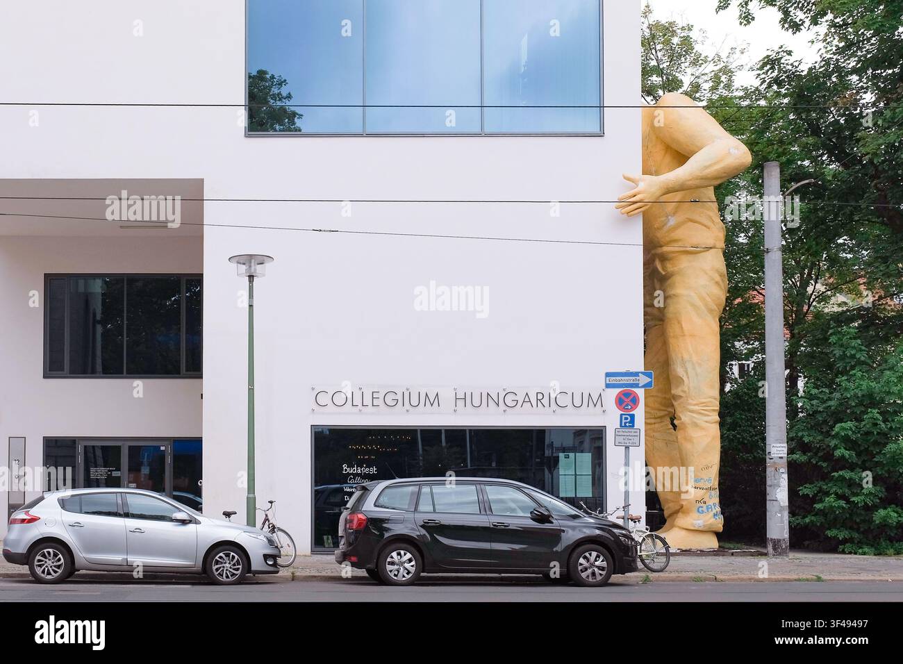 Berlin, Allemagne : l'architecture moderne de l'institut Collegium Hungaricum met en vedette la sculpture géante en résine jaune « Der aufmerksame Betrachter » d'Ervin Herve Banque D'Images