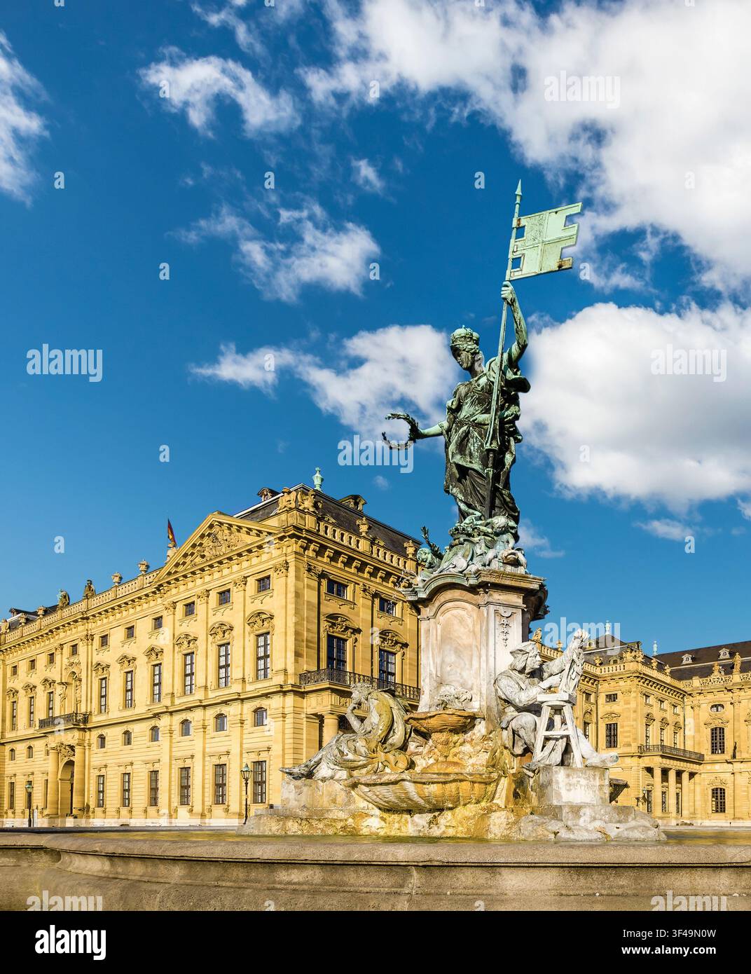 Fontaine de Franconie devant la Résidence de Wurtzbourg, Basse-Franconie, Bavière, Allemagne Banque D'Images