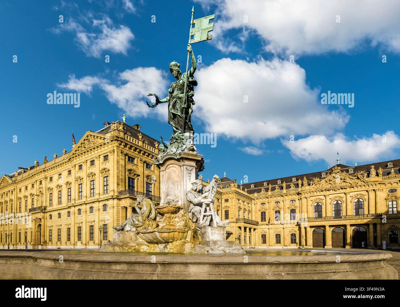 Fontaine de Franconie devant la Résidence de Wurtzbourg, Basse-Franconie, Bavière, Allemagne Banque D'Images