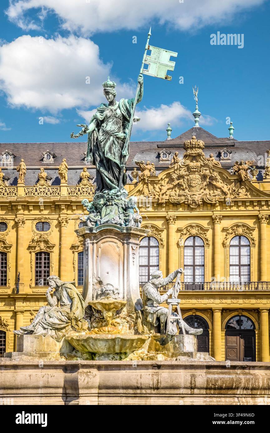 Fontaine de Franconie sur la place de la Résidence devant la Résidence de Wurtzbourg, Basse-Franconie, Bavière, Allemagne Banque D'Images