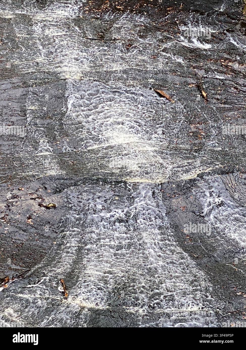 Regard vers le bas de la chute Laughing Whitefish, dans la zone panoramique de Laughing Whitefish Falls, Rock River, Michigan, États-Unis - Image de stock capturée avec un smartphone