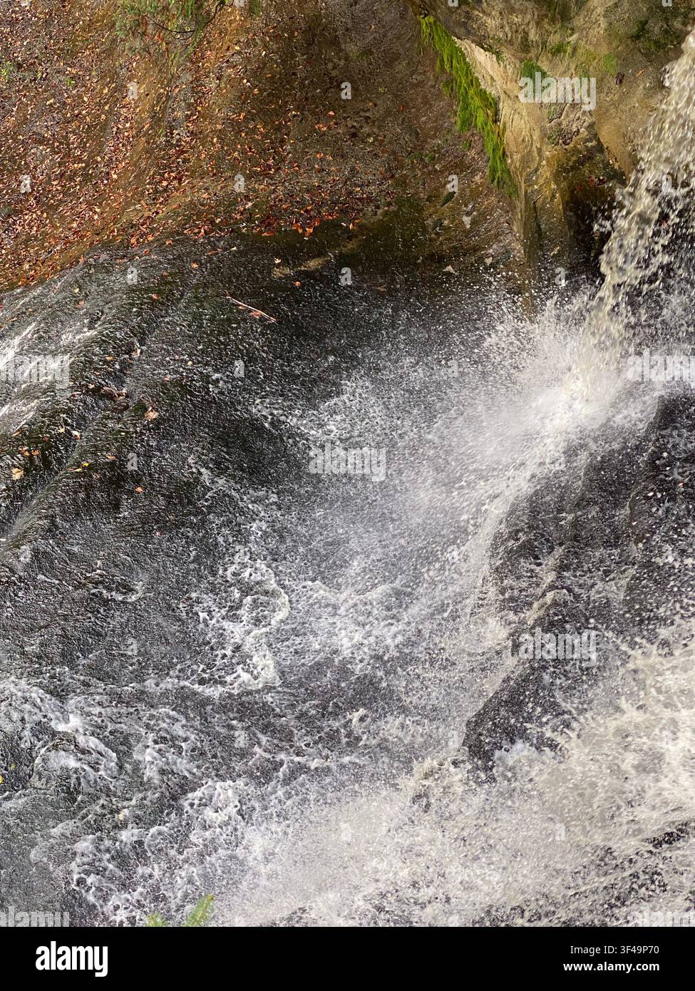 Gros plan, regardant vers le bas sur une section de la chute Laughing Whitefish, dans la zone panoramique de Laughing Whitefish Falls, Rock River, Michigan, États-Unis - Image de stock capturée avec un smartphone