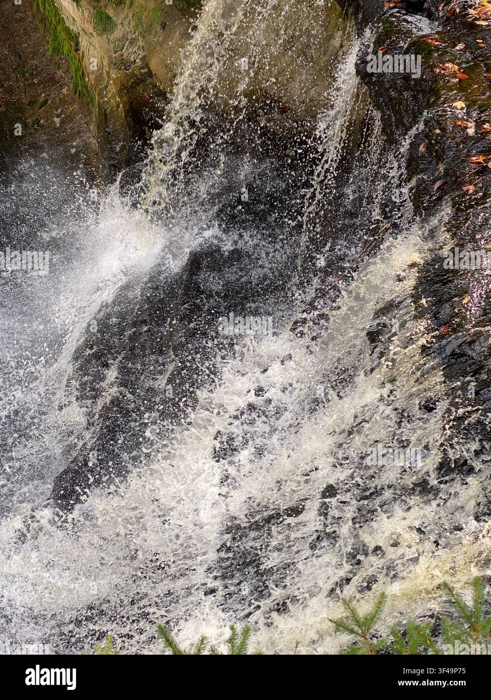 Gros plan, regardant vers le bas sur une section de la chute Laughing Whitefish, dans la zone panoramique de Laughing Whitefish Falls, Rock River, Michigan, États-Unis - Image de stock capturée avec un smartphone