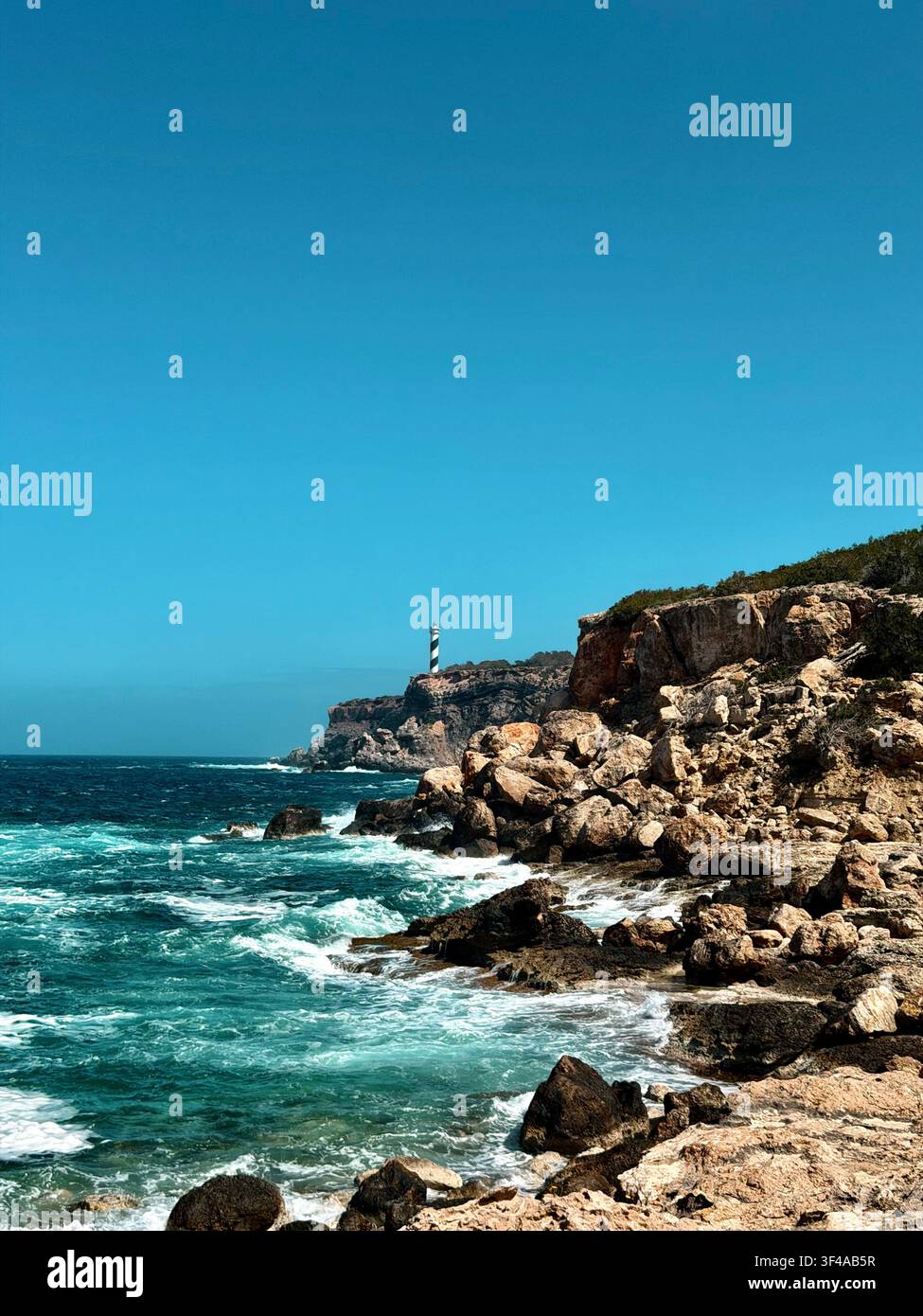 Côte rocheuse avec vue sur le phare à Ibiza, Espagne - Image de stock capturée avec un smartphone