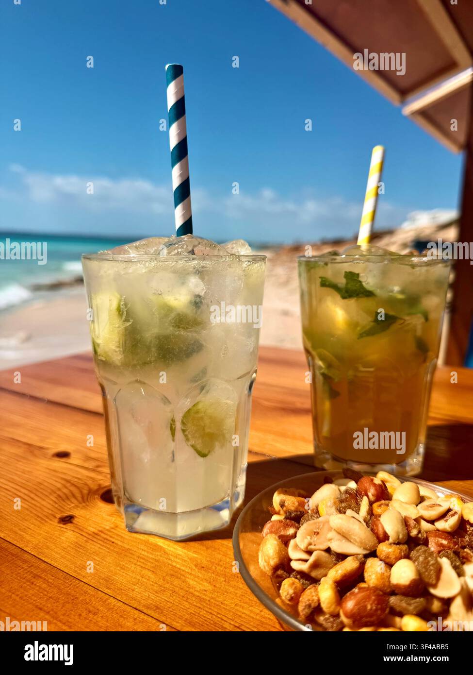 Mojitos glacés avec une vue sur la plage et la mer turquoise, Ibiza, Espagne - Image de stock capturée avec un smartphone
