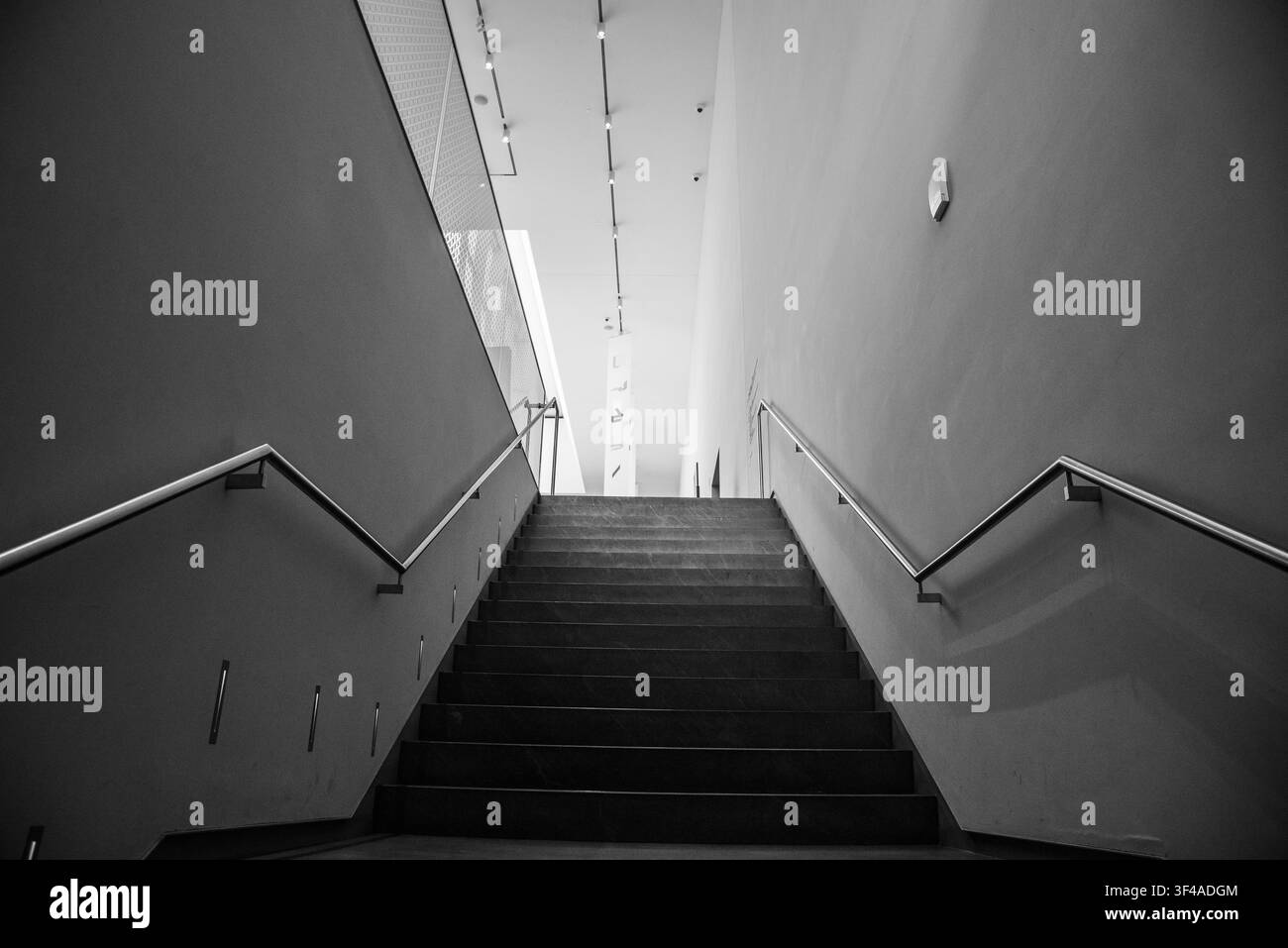 Toronto, Canada - 9 juillet 2026 : Architecture moderne en granit blanc encadrant des espaces intérieurs géométriques remplis de lumière et un art islamique exquis Banque D'Images