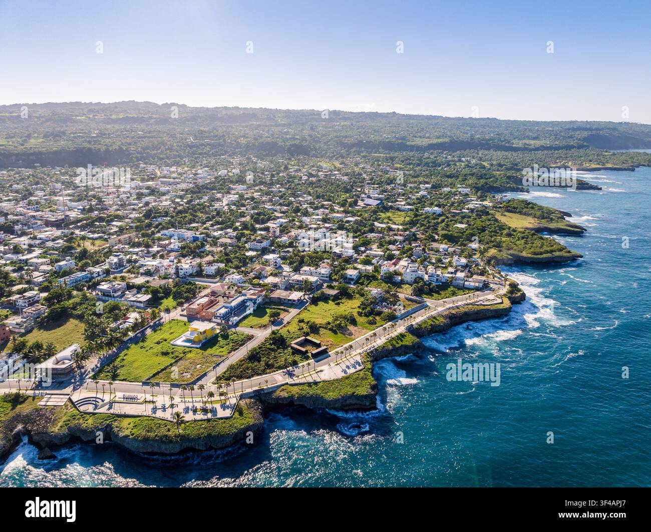 Vue aérienne de la promenade côtière Malecon de Cabrera le long de la côte rocheuse avec la mer des Caraïbes turquoise, une végétation luxuriante et Cabrera, Maria Trin Banque D'Images