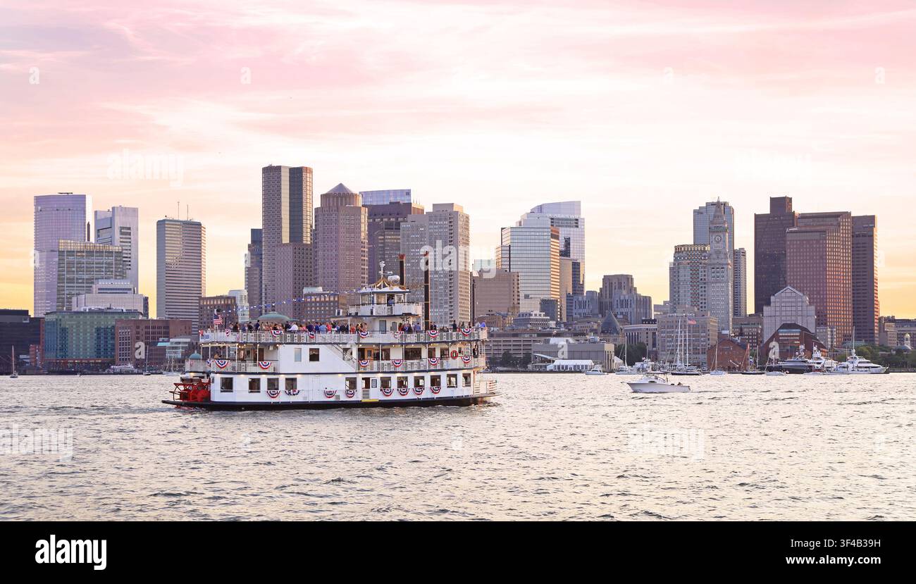 Ciel de Boston au coucher du soleil avec un navire à passagers au premier plan, États-Unis Banque D'Images